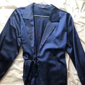 Blå silkes blus ifrån Bik bok!  - Frakt 39:- eller att vi möts upp i växjö 💓