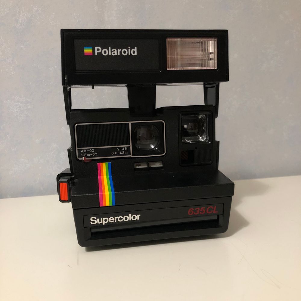 En polaroid camera i mycket gott skick! Modellen ”Polaroid 600 supercolor 635CL” de två bilderna är tagna med kameran. Frakten står köparen för! Hör av dig vid intresse!. Övrigt.