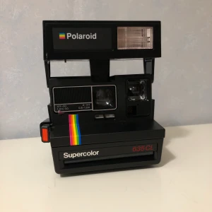 Polaroid 600 - En polaroid camera i mycket gott skick! Modellen ”Polaroid 600 supercolor 635CL” de två bilderna är tagna med kameran. Frakten står köparen för! Hör av dig vid intresse!