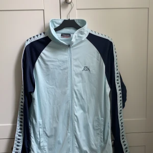 Sipphoddie från kappa  - Den är liten i storleken står att det är XL men skulle mer säga att det är en M