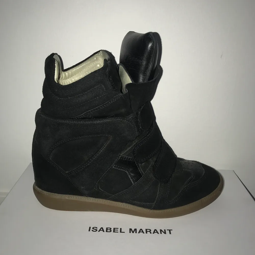 Svarta Isabel Marant skor i modell Bekket storlek 38. Köpta på NK för två år sedan men knappast använda! De är i väldigt bra skick! Du får med skokartong och dustbag, samt finns kvitto som äkthetsbevis.. Skor.