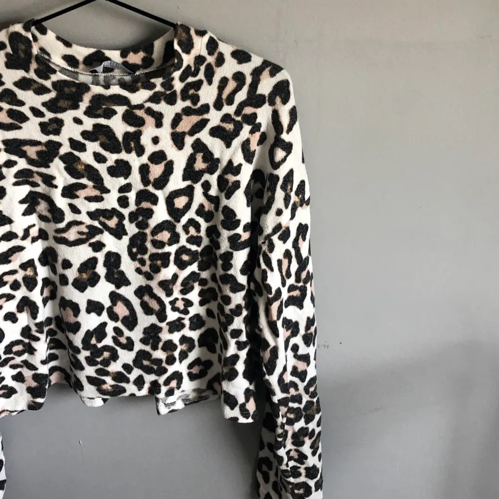 Säljer denna leopard-tröjan ifrån Bershka i storlek S. Använd 2 ggr endast!! 🐆✨💞 väldigt mjuk & skön. Tröjor & Koftor.
