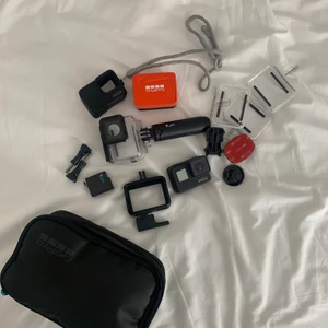 Gopro hero 7 black + tillbehör - Gopro med väska, dykhus, ”pinne”, flotie, extra batteri, skydd samt klistermärken att fästa den med. Nypris för allt är runt 5000. Använd på en resa under ca 3 månader. Inköpt i december 2019. 