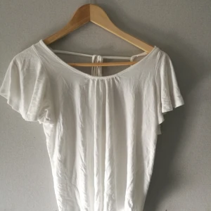 Vit topp med öppen rygg Asos - Vit topp från asos, snygg på fest till ett par jeans. 🌸