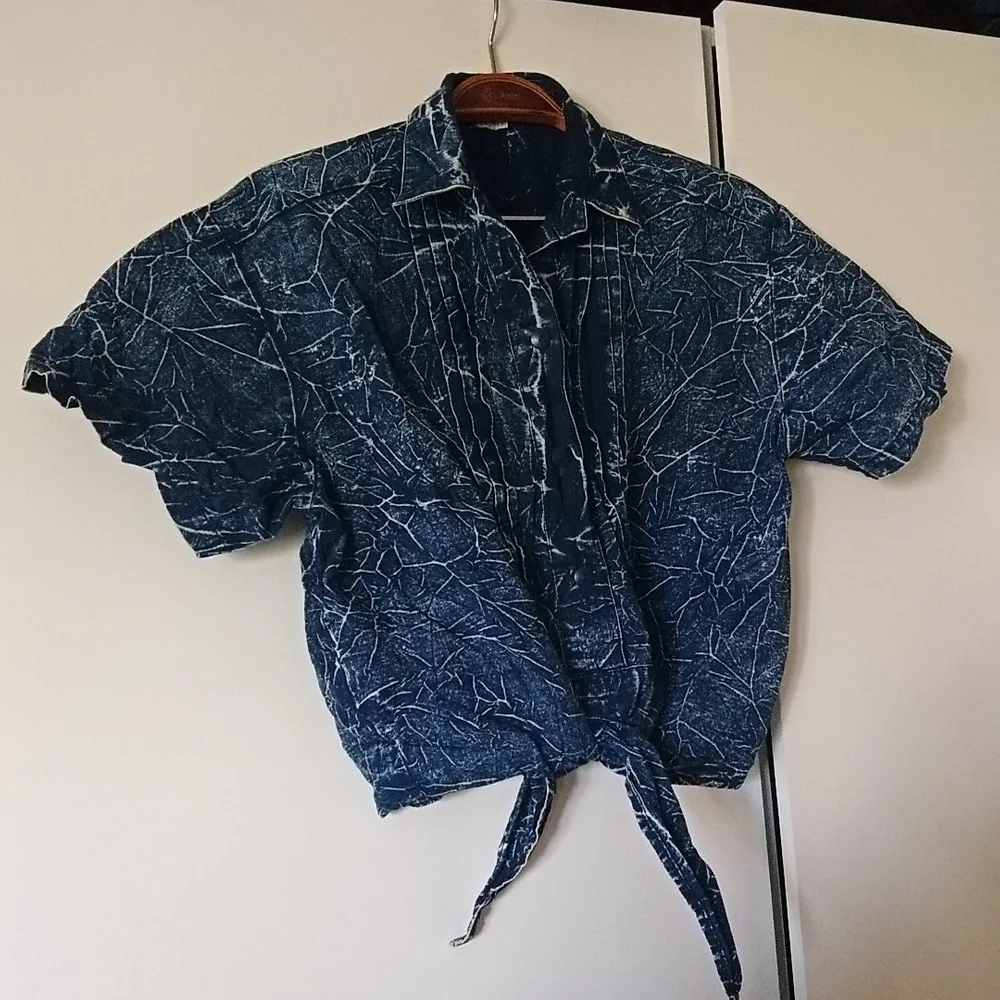 Jeans-croptop med batikmönster, litet hål på ena ärmen som syns på andra bilden. . Blusar.