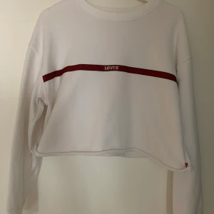 Levis tröja - Intressekoll! Säljer vid bra bud, börja buda vid 150kr. Frakten är ej inräknad!