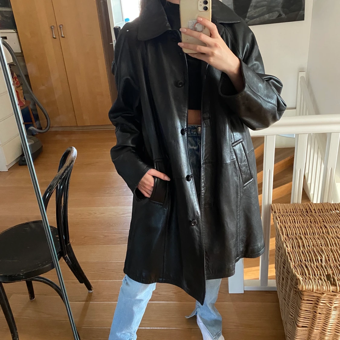 Svart oversized skinnkappa - 90