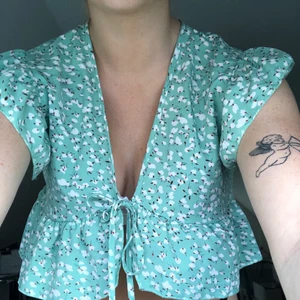 Finaste toppen  - Sötaste toppen från shein! Tror det är strl m men passar även s. Endast testad!  150 kr + frakt 😌💘 