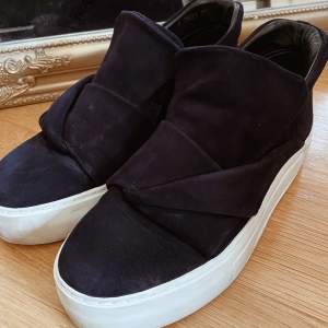 Billi bi Copenhagen sneakers. Storlek 38 . Använda ett få tal gånger. Något smutsiga på det vita men går förmodligen att putsa bort. Ett märke bak på vänstra skon. Köpta på Boozt för 1799:- 