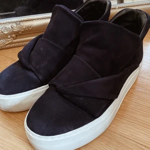 Billi bi sneakers  - Billi bi Copenhagen sneakers. Storlek 38 . Använda ett få tal gånger. Något smutsiga på det vita men går förmodligen att putsa bort. Ett märke bak på vänstra skon. Köpta på Boozt för 1799:- 