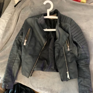 Skinnjacka från chiquelle - storlek S. Den har ett hål i ärmen men de är inget som syns 