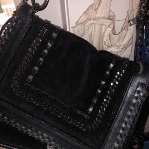 Väska - Supersöt väska från zara, använd men fortfarande i bra skick. Lagom storlek. Kan fraktas för 63kr🧚🏼💖