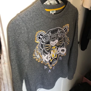 Kenzo tröja - Kenzo tröja i nyskick då den enbart har används 2 ggr. Köpt för 2000 kr på raglady 