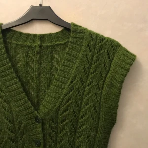 Stickad väst - Grön mysig stickad väst med knappar och en liten ficka. Har startat en liten budgivning då de var flera intresserade, högsta budet ligger just nu på 260+frakt(22kr)💚 🥰 OBS. BINDANDE BUD! Budgivningen avslutas IMORGON ONSDAG 7/10 kl. 17.00:)