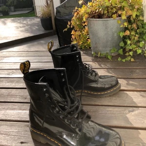 Dr Martens 1460 - Dr Martens kängor i lack. Använda en gång, så skicket är som nya. Köpta för 1000kr. Säljer för 550 + frakt ✨ Många intresserade så startar bud. Startpris 550 + frakt (ca 130kr). Buda i kommentera, stänger 8 oktober klockan 15.00😊