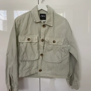 Jeansjacka från zara - Stl:Xs men passar S. Är i väldigt bra skick så därför jag säljer för 200+frakt!🥰