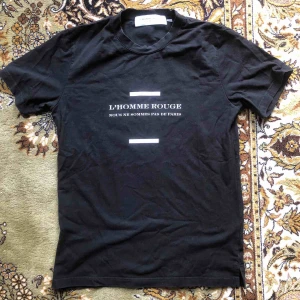  - L’homme rouge skitsnygg tisha i lite stelare material. något urtvättad som du kan se på bild två därav priset. 