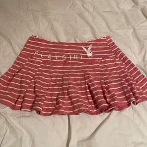 Playboy Kjol Rosa XS  - Kortkort ”Playgirl” kjol i rosa! 💘 Buda i kommentarerna. Köparen står för frakten 📦💕