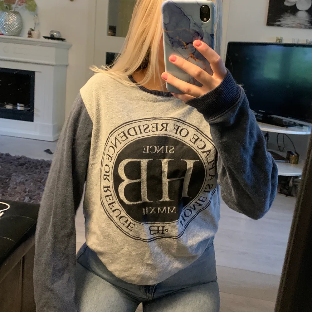 En ganska tunn men snygg sweatshirt i storlek M, vet dock inte riktigt  vart den kommer ifrån🤩. Tröjor & Koftor.