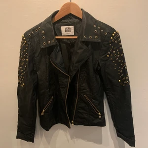 Svart skinnjacka med nitar  - Svart skinnjacka med nitar från Vero Moda  strl M  50% polyester , 50% viskos  Endast använd 2-3 ggr (som ny)   Finns att hämta i huvudsta  Kan skickas (köparen står för frakten) 