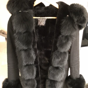 ÄKTA PÄLSJACKA - Använd få gånger! Jättefin stor päls både in och ut i jackan. Kan hämtas upp i Salem/Södertälje eller fraktas (köparen står för frakt!)