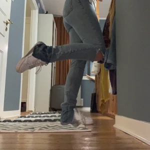 JEANS - Ett par jeans från monki med ditsydda slitsar gjorda av min kompis i mörkare jeans, de är 26or men inte jättestretchigt material, man får buda i kommentarena. Kan mötas upp i GBG annars står köparen för frakt🥰