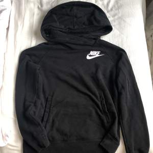 Oversized Nike hoodie, bra skick 