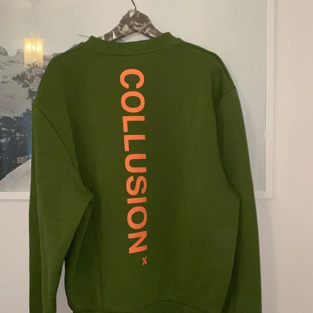 Grön, as skön, oversized sweatshirt med orange tryck bak. Storlek M (oversized) Jätte skönt material! Säljer för 200!. Hoodies.