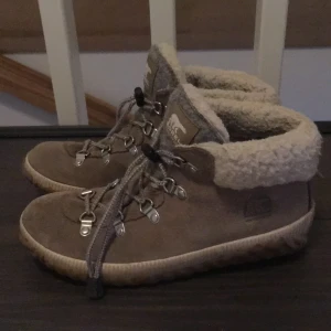 Sorel - Superfina låga vinterskor från Sorel. Vattenavstötande. Storlek 37. Köpte för 1100kr ifjol men har inte använt dom så mycket pga blev fel storek. Säljer för 400kr