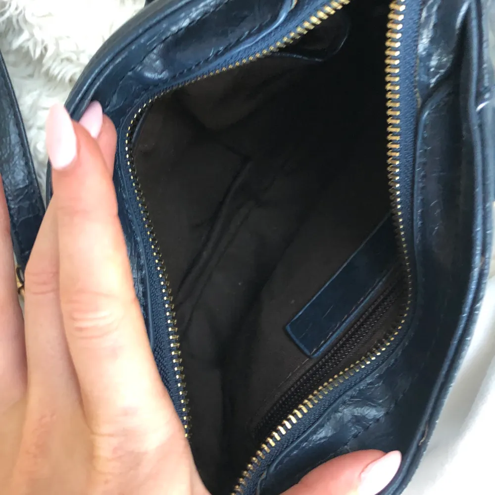 Handväska i mörkblå med guld detaljer. Skit fin att ha nu i höst och vinter 🥰💜🤪. Accessoarer.