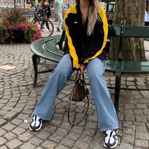 Jeans - Säljer dessa weekdays jeans köpta för flera år sen! Sitter väldigt bra och perfekt längd om du ej är så lång! Byxorna är i utmärkt skick. 