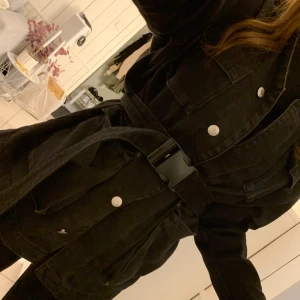 Jacka med bälte i midjan - Jacka med bälte i midjan, storlek S. Köpt från bikbok, använd 2-3 gånger. Köparn står för frakten