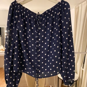 Marinblå blus - Skriv ett pris som du skulle kunna tänka dig att ge för denna blus. Helt oanvänd marinblå blus från NA-KD. Pris kan diskuteras🧡💛🧡