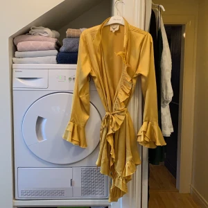 Guldig omlottklänningen i storlek M - Sacred Hawk guldig omlottklänningen i storlek M aldrig använd 