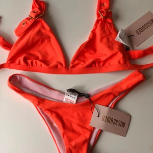Neon bikini - Helt ny bikini, oanvänd med lapparna kvar. Säljer då jag köpte två olika storlekar. Strl 38 men VÄLDIGT små i storleken. Har därför skrivit 36 som storlek.
