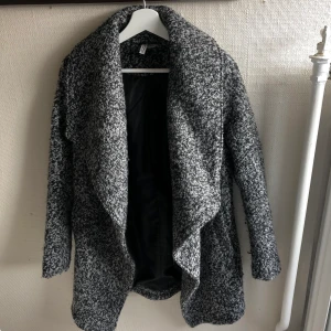 Grå/svart kappa från HM - kappan är i mycket fint skick. 