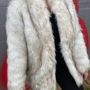 Pälsjacka strl 38 🖤 - En as skön pälsjacka från NAKD. Använd ca 5 gånger. Köparen står för frakt ,63kr✨