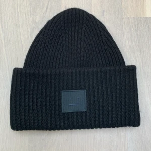 Acne mössa - Svart mössa från Acne i modellen Pansy, väldigt bra skick!