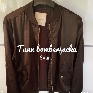 Tunn bomberjacka  - En väldigt tunn bomberjacka (mer som en kofta) från pull & bear, det är inga fel på den men är i använt skick. Frakten tillkommer och den är i strl s men skulle säga att det passar xs också🦋 