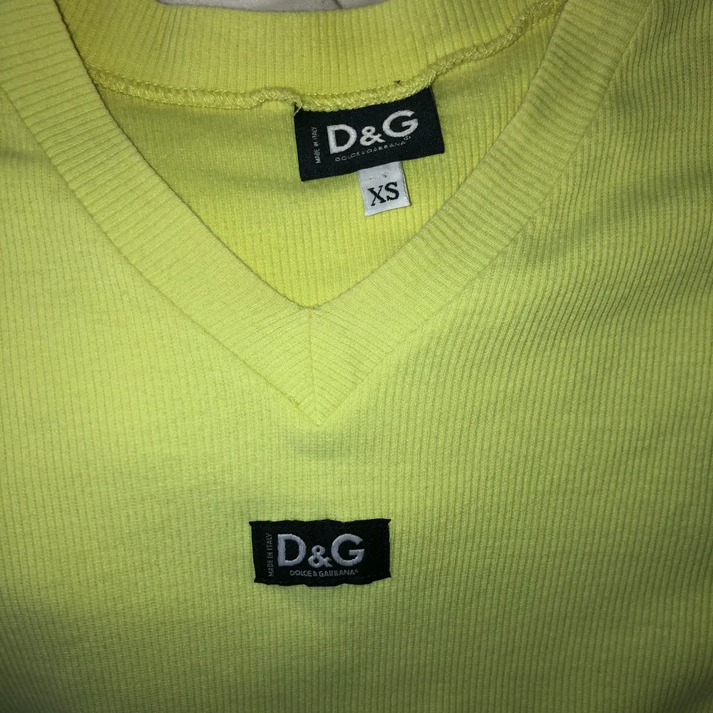 En cool lime grön/gul t- shirt från D&G! Aldrig använt!! ( frakt ingår). T-shirts.