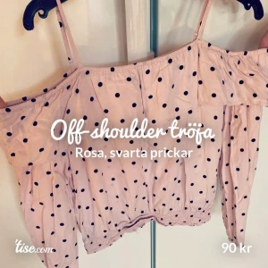 Off shoulder tröja  - En rosa off-shoulder tröja med svarta prickar från hm i strl 164 (xs typ). Den har resor längst ner och reglerbara band upptill. Frakt ingår, den är felfri & använt skick. 🦋
