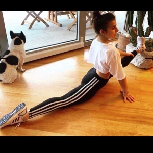 Svarta träningstights adidas  - Ett par svart-vita träningstights ifrån adidas, hittar inte riktigt storleken nånstans men de är som xs-s ungefär. Frakten är inräknad i priset &  bilderna är ej mina egna men egna bilder kan skickas om så önskas !!🦋🦋