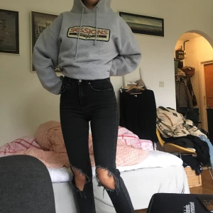 Ripped Jeans - Så flattering jeans från Gina tricot i modellen Leah. De är i bra skick men finns ett telefonavtryck på bakfickan (sista bilden). De sitter lite kort på mig som är 173.