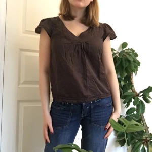 Brun blus/topp - Så fin men används aldrig! Från stockh lm!!!!! Frakt tillkommer!