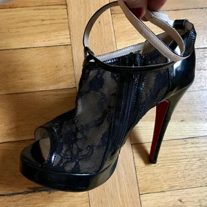 Louboutin - Så snygga och sexiga! De är äkta och inte speciellt använda. Inget kvitto, fick dem av ett ex men gick till Kaplans som sa att de var äkta. Ett spänne är lite konstigt eller så är det jag som inte fattat hur man knäpper. Storleken är 39 men skulle snarare säga 38: 