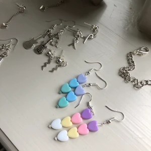 Örhängen  - Så fina hjärtörhängen!! Går att välja hur många hjärtan och blanda färgerna💛 49kr/par (se tidigare annons för de andra smyckena på bilden) 