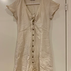 Vit klänning med knytdetalj, SMALL - vit klänning med knytdetalj och knappar. Bra skick. Storlek s