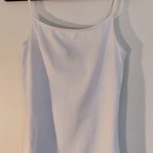 Twist & Tango baslinnen med prislappen kvar - Ett svart och ett vitt linne från Twist & Tango. Stl xs, material bomull. Oanvända. Prislapp kvar. Inköpt i våras. Säljes p g a fel storlek. 120 kr st, båda för 200 kr. Pris inkl frakt om det inte finns möjlighet att mötas upp.