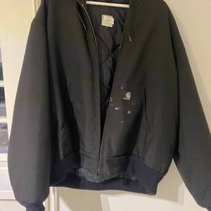 Carhartt work jacket  - Perfekta vintage höst/vinter jackan. Jackan är rätt tjock och varm och väldigt skön att ha på sig den har en snygg baggy passform. Väldigt bra skick förutom några få färg fläckar på framsidan och på axeln som lätt går att täka med lite textil färg inga hål inga slitningar ser ut som nu förutom fläckarna då 