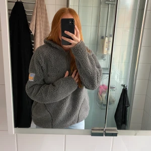 Svea teddyhoodie  - Teddyhoodie i anorakmodell med två fickor. Väldigt sparsamt använd. I storlek L men jag som är S i vanliga fall har haft den som lite oversize. Jättesnygg med en dunväst!🧸 Kan skickas mot frakt! 